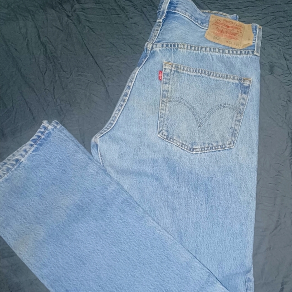Y2K Vintage 501 Levi jeans. Button fly. Size 32×38